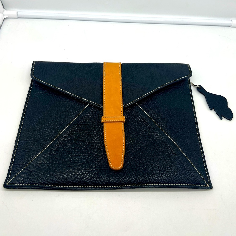 ROOTS Black Pebbled Leather Tan Trim Flat Crossbody eReader Tablet Sleeve Unisex